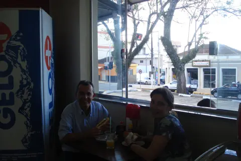 Tomando um café, ou melhor, almoçando às 16h ( campanha ) Eu e a Sandra minha parceira de Campanha de todas as horas.