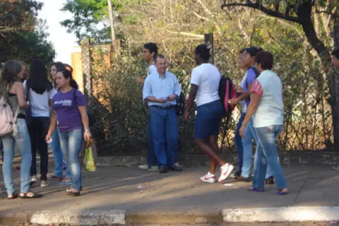 Distribuição de “ santinho “ em Escola... 7h da manhã...