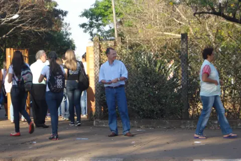 Distribuição de “ santinho “ em Escola... 7h da manhã...